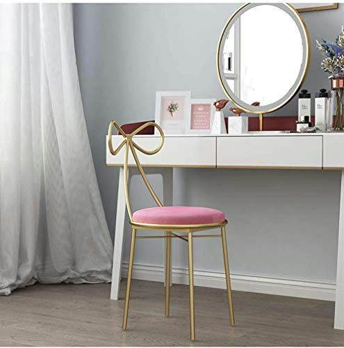 ガーリーなインテリアには、リボンやハートをモチーフにしたものがぴったり