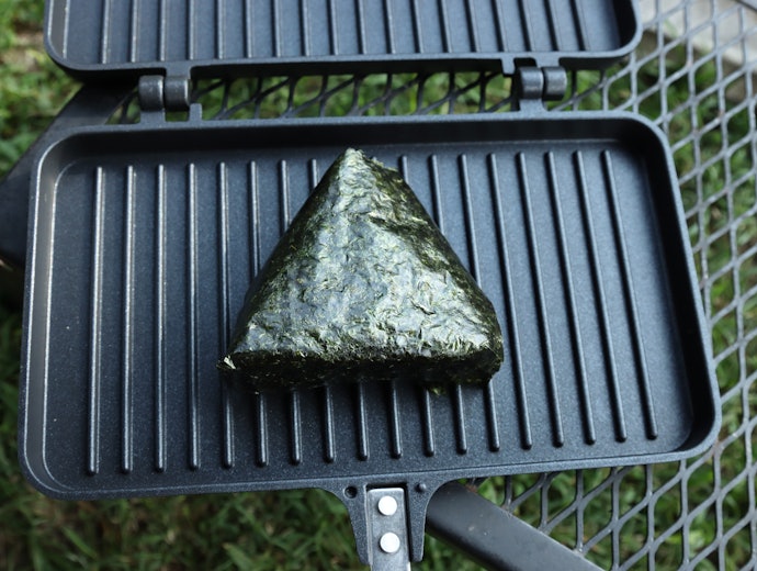 ①昆布おにぎりをホットサンドメーカーに置く