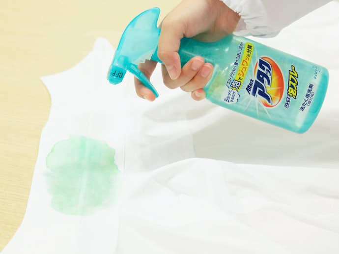 スプレータイプは汚れ部分に狙い撃ちできる。大きな汚れにも塗布しやすい