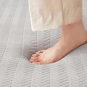 硬めの感触が好みの人は、高反発ウレタン・固綿・塩化ビニルを使用したものを