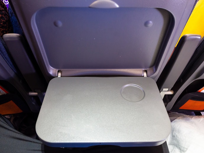 電車や飛行機内など限られたスペースで使うなら、幅25cm以下も候補