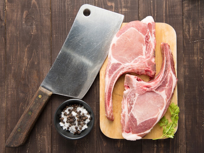 中厚刃:鶏肉や魚の骨も切断可能。中華包丁を本格的に使いたい人に