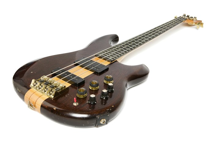 最近のモデルではよく使われるアルダー材