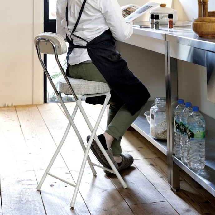 背もたれ付き:長時間作業することが多い人や安定感重視の場合に
