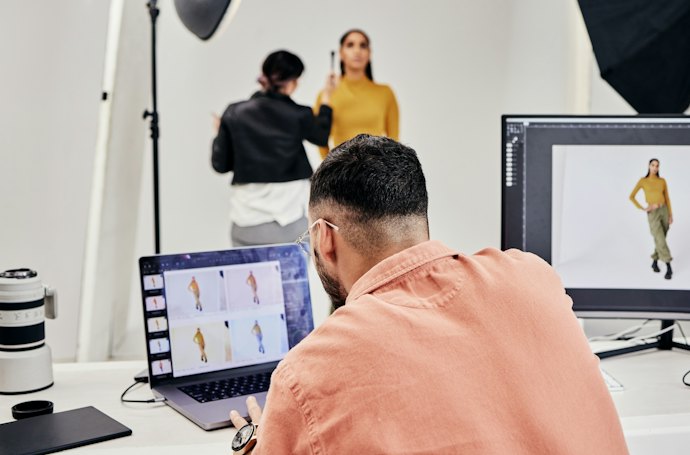 印刷物の制作なら、色の範囲が広いAdobe RGBカバー率99%を目安に