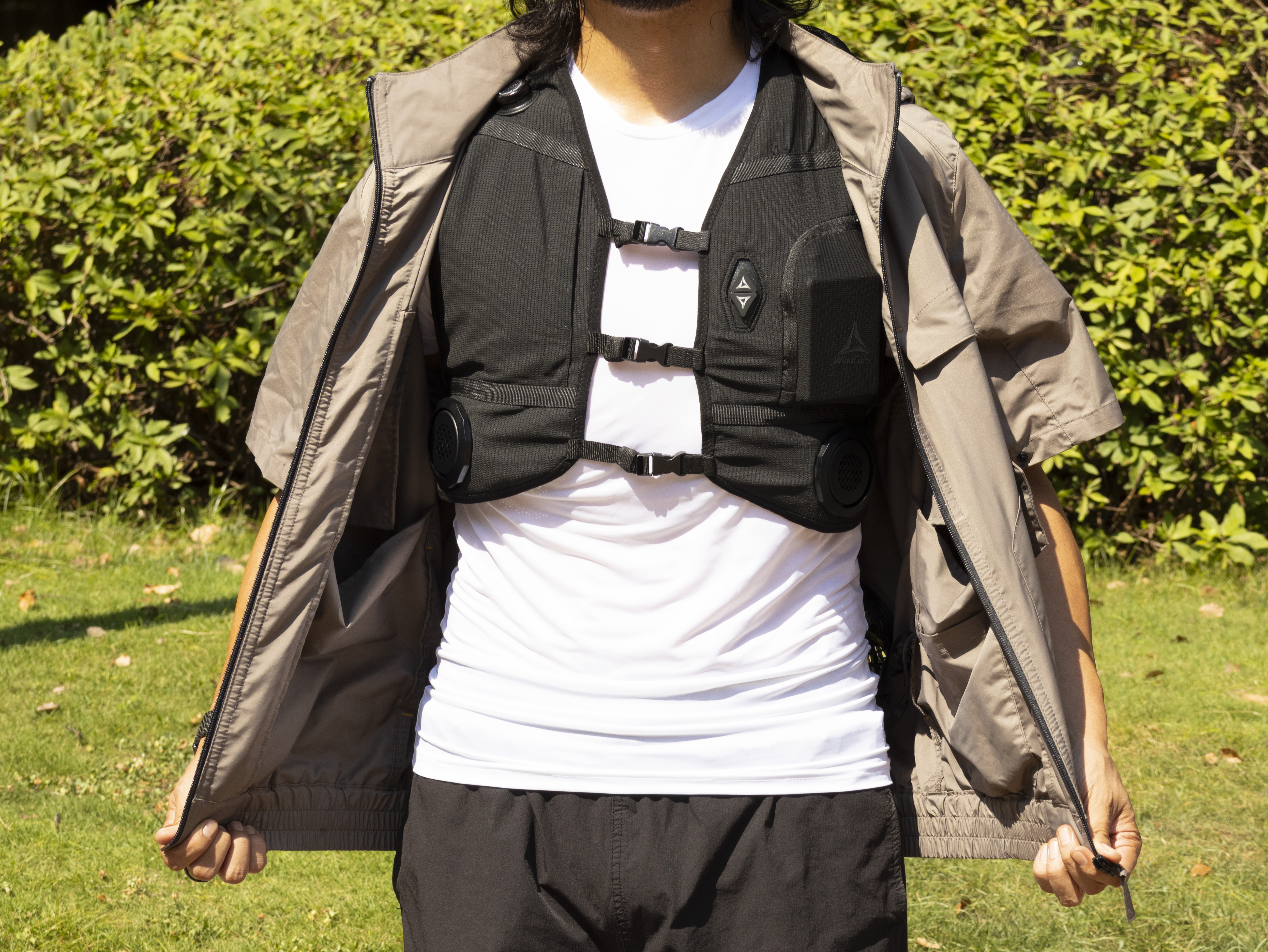 猛暑レビュー】-28℃の冷却!? 完売続出のワークマン「着る冷凍服」が