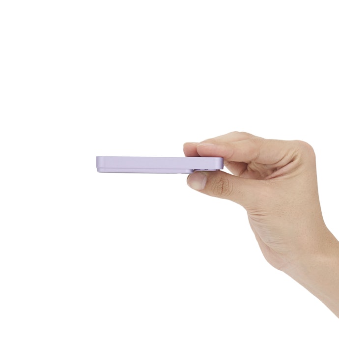 厚さ13mmと非常に薄い。カバンに入れてもスマートでかさばりにくい