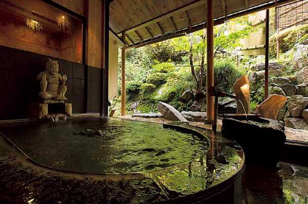 眺めのよい露天風呂はマスト。カップルや家族旅行には貸切風呂があると便利