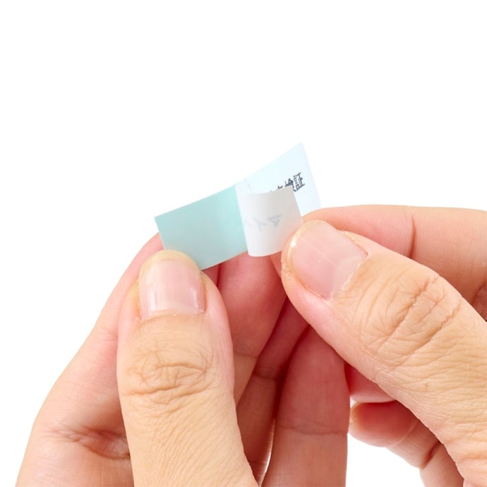 テープは台紙から剥がしにくい。不器用な人はわずらわしさを感じる場合も