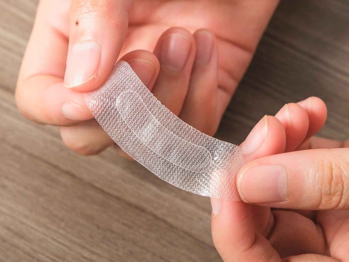 粘着力はやや弱め。医療用テープで固定するのがベター