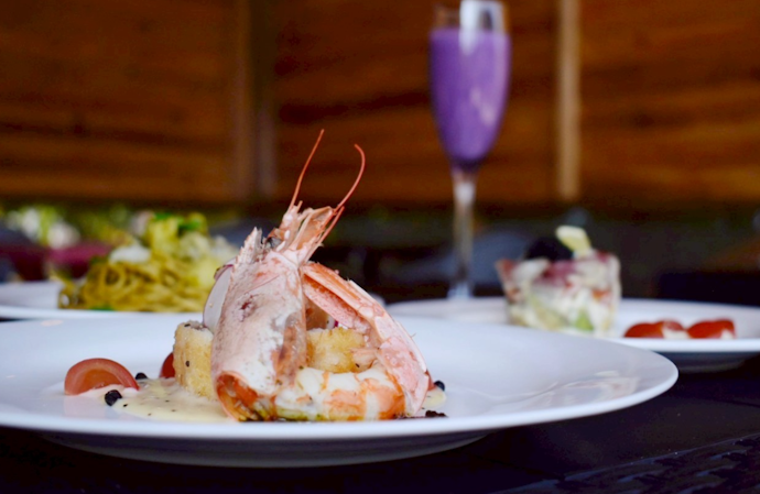 島の料理を楽しむなら食事付きプランがおすすめ。素泊まりなら飲食店の事前予約が必須