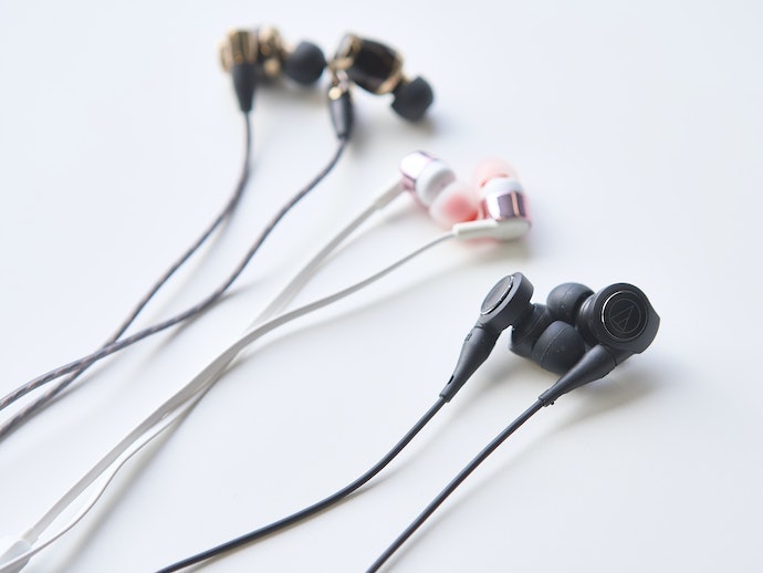有線:高音質のハイレゾ対応モデルが多くラインナップ。安定した接続で充電不要