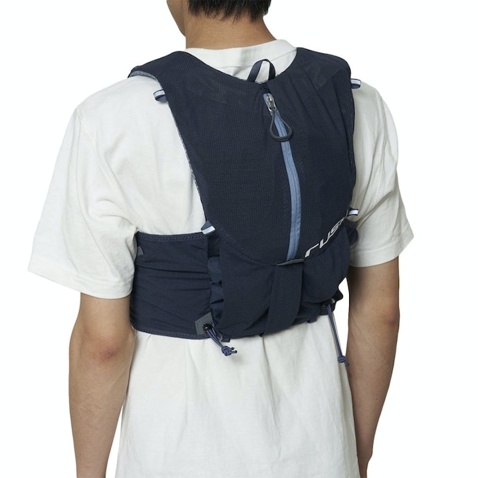荷物の重さを感じない逆三角形型。紐も邪魔にならない