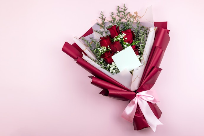 義理母への贈り物はパートナーと選ぶのがベター。花束を贈るのもおすすめ