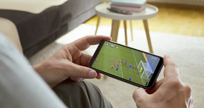 スマホ連携機能があれば、外出先でも視聴や録画予約ができる