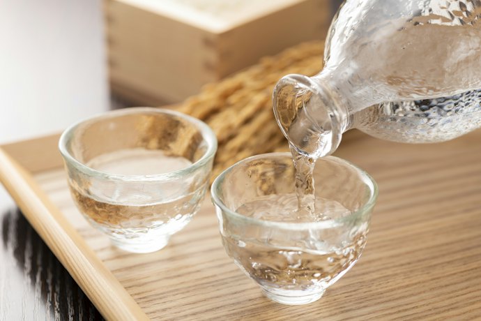 ガラス:日本酒の味をダイレクトに楽しめる