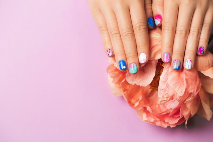 手元をより華やかにしたい人はデザインネイルをチョイス