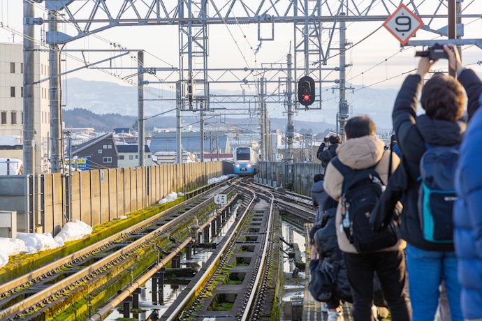 鉄道撮影には、広角も望遠もカバーできるものがおすすめ。24〜500mmを目安に