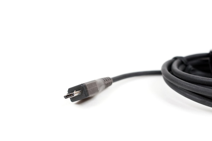 microUSB:従来のAndroidスマホ・タブレットに