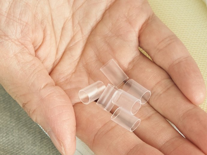 頭を涼しく保つ、通気性のよいパイプやファイバー素材