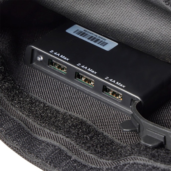 USB Type-Aを3つ搭載。同時に複数のデバイスを接続できる