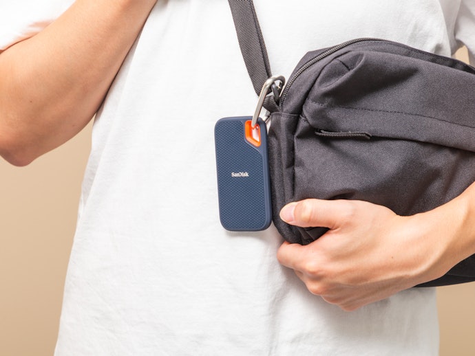 薄型でスマホと同じくらいのコンパクトサイズ。持ち運びに便利