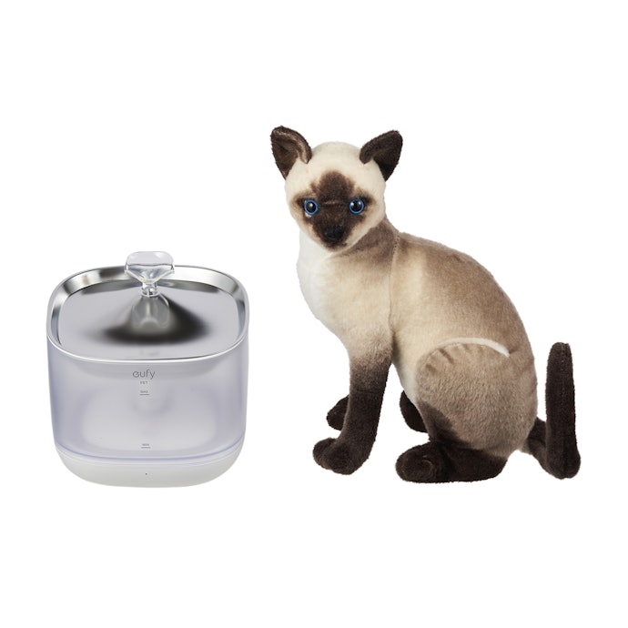 受け皿は広く浅めで、猫がヒゲを縮めずに飲みやすい