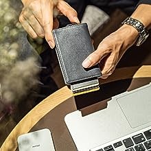 カードをスマートに取り出すなら、スライド型やフリップ型に注目