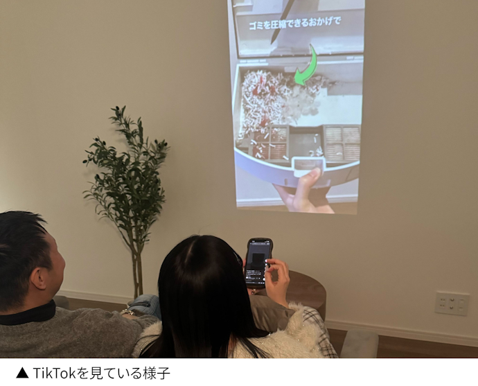 スマホのミラーリングが可能で、縦動画も大画面で楽しめる