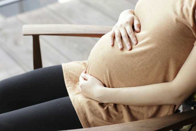 妊娠している人は、お腹を締め付けないマタニティタイプをチェック