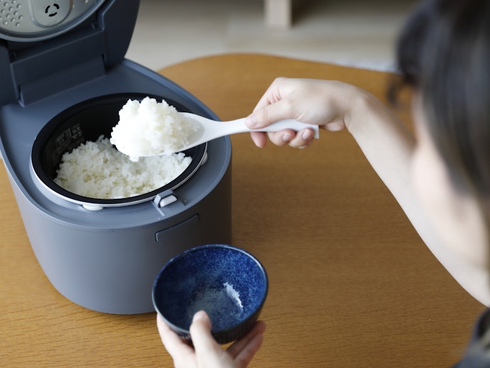 保温機能つきの3合炊きなら、時間が経っても温かいごはんを食べられる