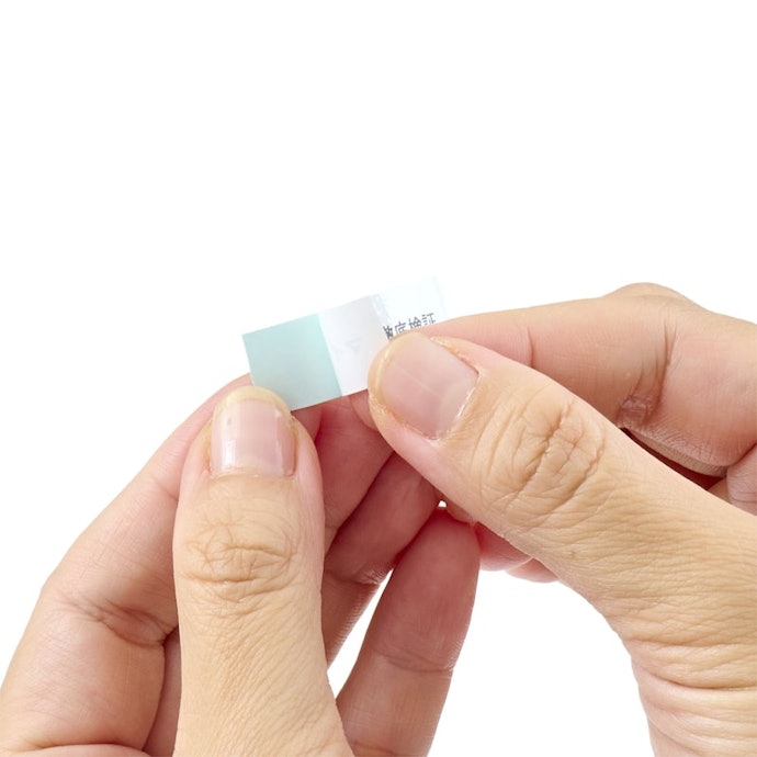 専用テープに切れ目などの工夫はなし。剥がすのにやや苦戦した