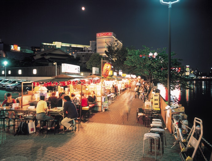 屋台を楽しむなら、川沿いエリアがうってつけ。1人飲みも!