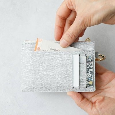 現金は最小限でOKなら「ミニサイズ」がおすすめ。キャッシュレス中心ならこちら