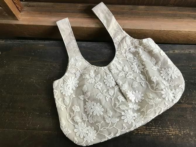 ナチュラルなファッションが好みなら、上品な雰囲気の刺繍がぴったり