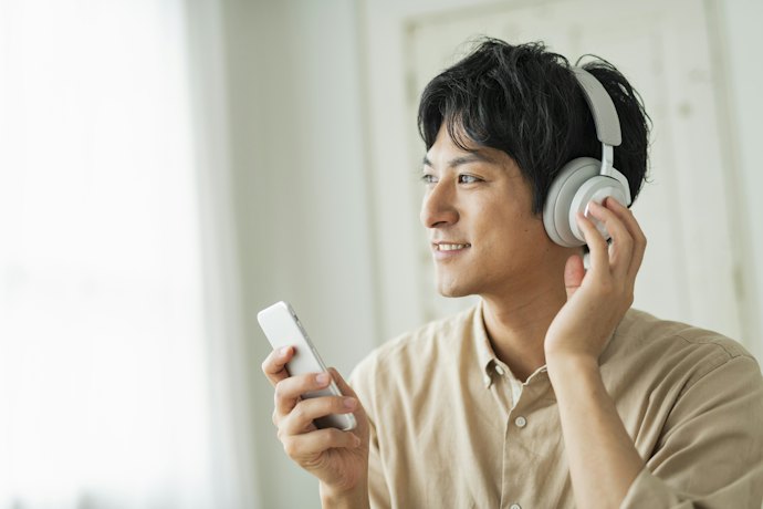 特別なオーディオ技術は採用されていない。動画をライトに楽しみたい人向け