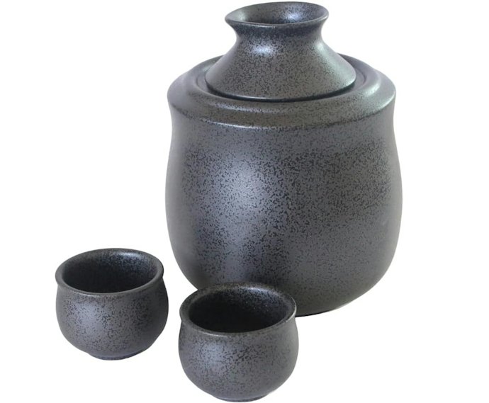 迷ったら陶磁器がおすすめ。熱燗・冷や・冷酒どれでも使える