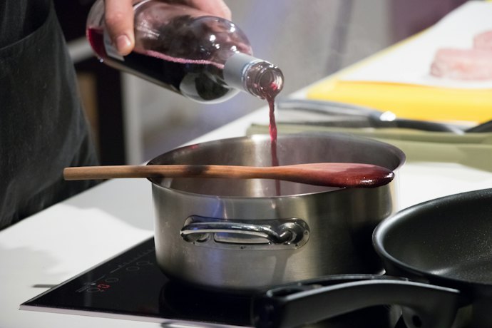肉料理に合わせるなら、コクが立つ赤ワイン入りがおすすめ