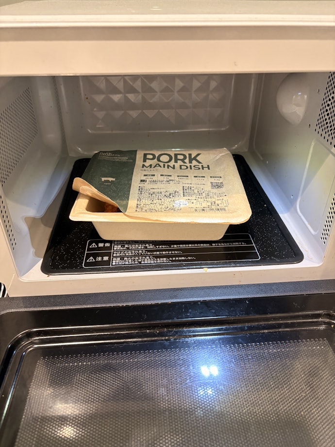 STEP 5. 冷凍庫からお弁当を取り出し、レンジで温めて実食!