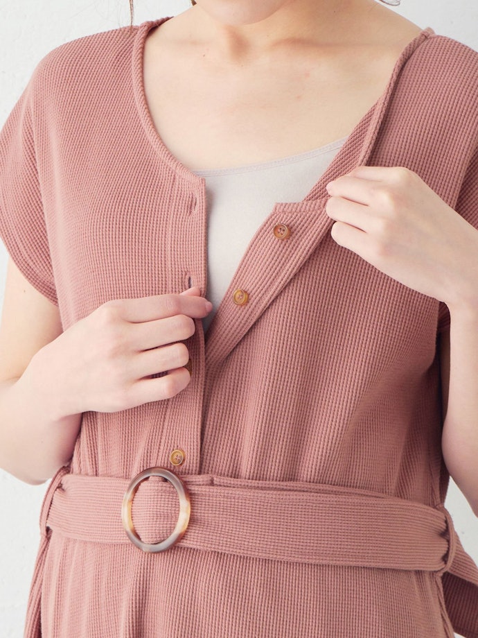 外出時に着るなら、前開きタイプや授乳口付きが便利