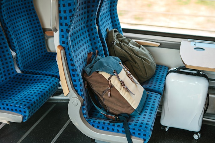 電車での移動が多い人は新幹線の足元に置けるサイズが便利