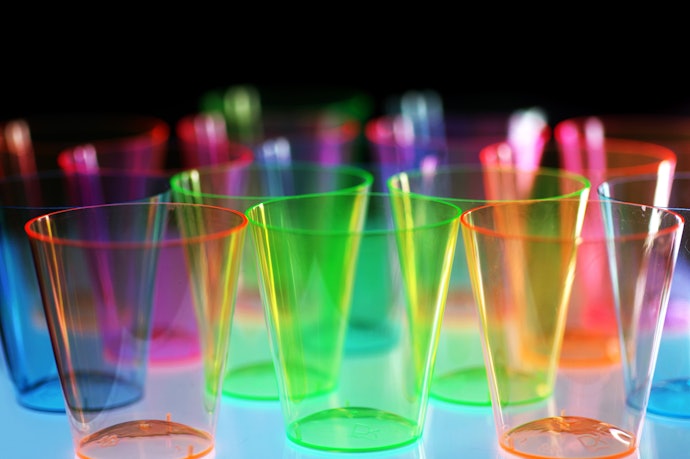 大人数の集まりや屋外での使用なら扱いやすいプラスチック