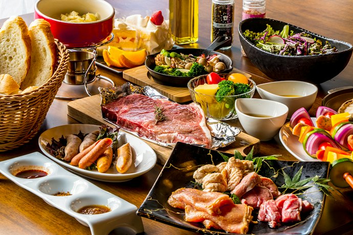 手ぶらで楽しみたいなら食事付き、価格重視なら食事なしを選択