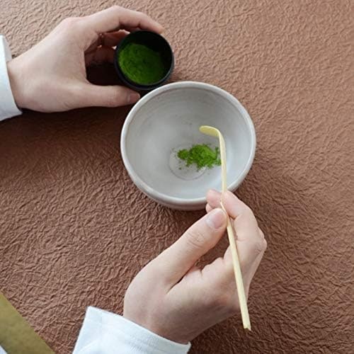 茶杓は、竹製で柄が長めのものが扱いやすい