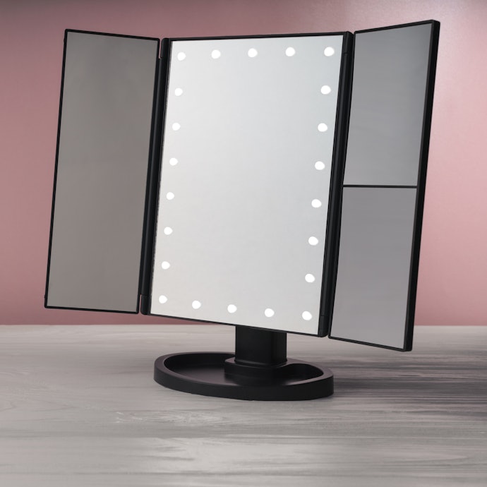 明るい光のなかでメイクしたいならLEDライト付きがぴったり