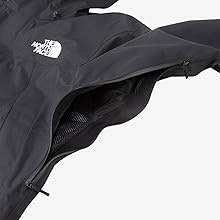 運動中や雨の日の蒸れが気になるなら、ベンチレーション機構をチェック