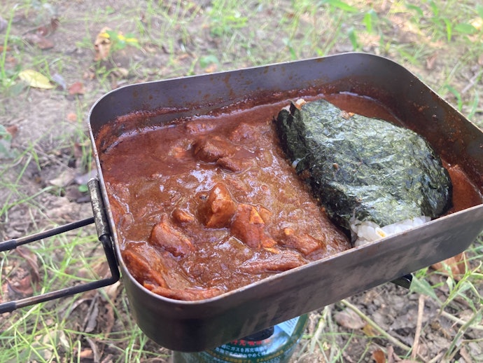 ⑤水分が少し飛ぶまで煮詰めたら、ツナマヨおにぎりを投入して完成!