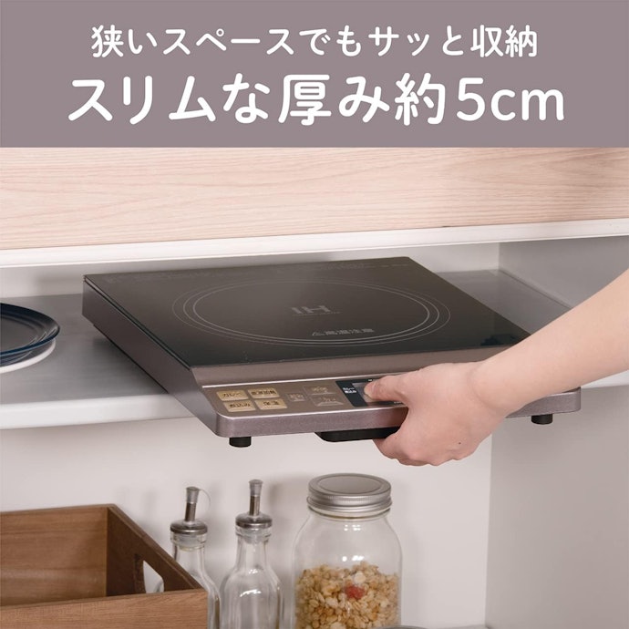 自立はしないが、コードを分解して収納が可能。場所を取らない薄型設計も魅力