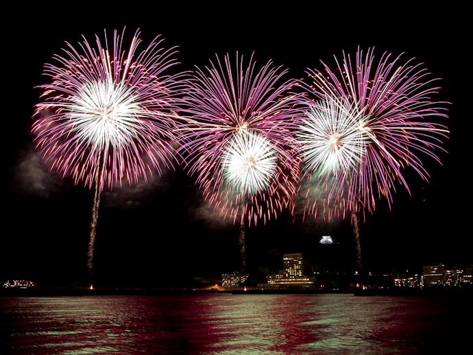 海の景色や、季節ごとの花火大会を楽しむならオーシャンビューの宿がおすすめ