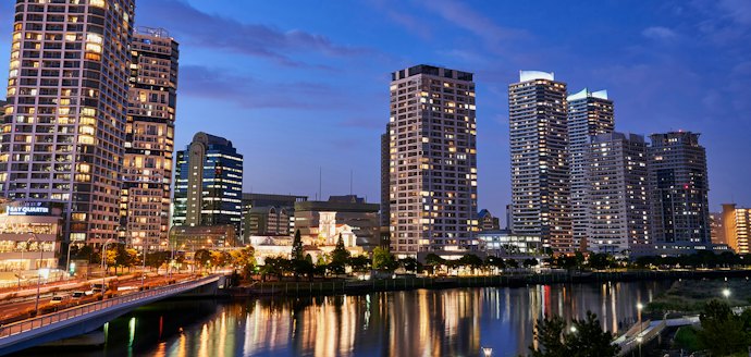 落ち着いた雰囲気が好きなら東口。みなとみらいへ行くなら要チェック